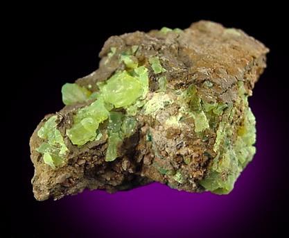 2.3.2. Karbonáty (uhličitany) Andersonit, CaNa 2 (UO 2 ) (CO 3 ) 3 6H 2 O Minerál, který tvoří světle zelené povlaky a velmi drobné lesklé krystaly. Byl nalezen v Jáchymově a na ložisku Rožná.