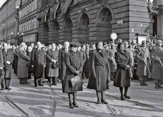 Zleva Jaromír Dolanský, generál Ludvík Svoboda, Zdeněk Nejedlý,