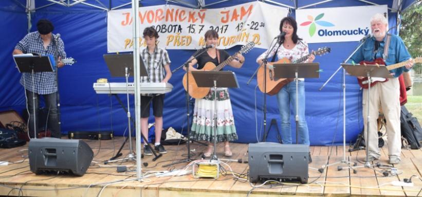 153 Hrají především vlastní tvorbu i převzatou folk, irské a keltské písně. Country band Karla Pechance je amatérské hudební sdružení milovníků hudby country, pop country a folku.