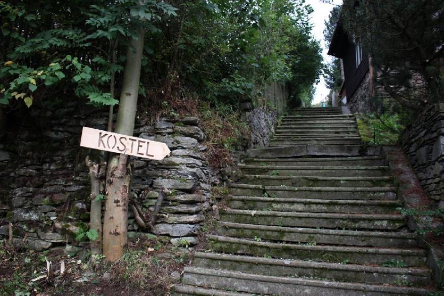 213 Kulturní památka Pustý zámek - nad Račím údolím strážní hrádek, zřícenina, archeologické stopy, památkově chráněno od 29. 12.