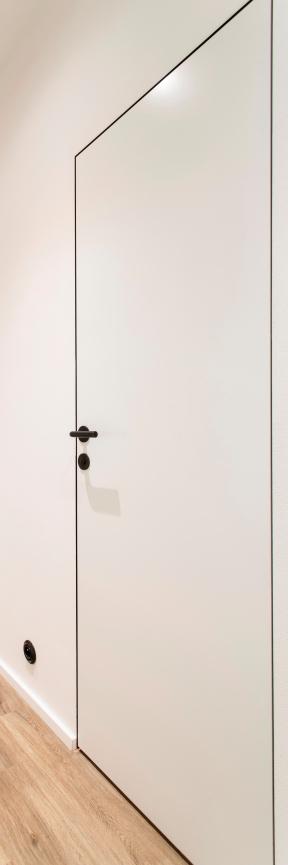SKRYTÉ ZÁRUBNĚ Skrytá zárubeň v povrchové úpravě černá, EBC PLNÉ dveře v barvě bílé zárubně DESIGN POUŽITÍ KONSTRUKCE