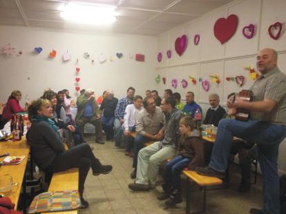 Pøi poøizování fotografií se budeme snažit co nejpøesnìji dodržet místo a úhel pohledu na jednotlivá místa. Nové Sedlo, ulice Hlavní, pohled od obecního úøadu Spolek pro rozvoj Sedèic?