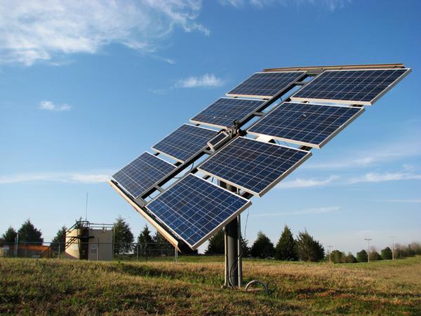 Základními prvky on-grid fotovoltaických systémů jsou: fotovoltaické panely/fólie, měnič napětí (střídač), který ze stejnosměrného napětí vyrábí