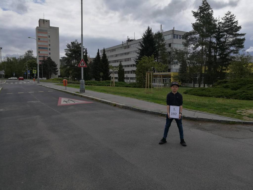 1 - PROSTOR PŘED ŠKOLOU 197 HLASŮ Pomyslné první místo získal prostor přímo před školou, kde je silný ranní provoz, nepřehledné dopravní značení a auta, nedodržující přednost chodců na přechodu.