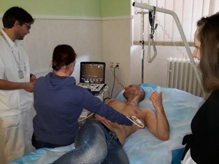 periferní žilní kanylaci, centrálních žilních katétrech, implantabilních intravenózních portech a infuzních technikách v intenzivní péči. Součástí byly také praktické ukázky.