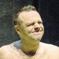 Satiru o tom, že společnost, kterou kritizujeme, tvoříme my sami, napsal Šimon Caban přímo pro uherskohradišťský soubor.