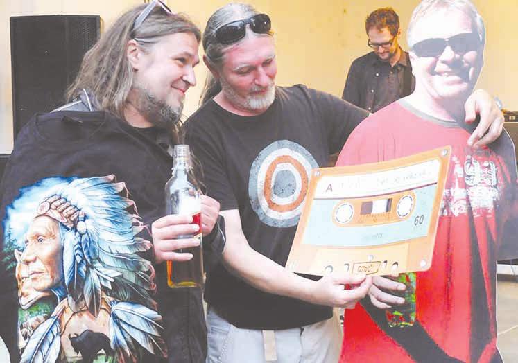 Přijďte všichni, nesmíme zapomenout na staré dobré časy Bětka, Náčelník, Knápek a Scink byli blízkými přáteli Víti Chromka.