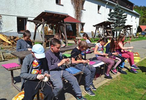 řemesla 3. 5. ročník ZŠ Před začátkem školy v přírodě dostanou žáci dopis od dívky Josefíny, která je žádá o pomoc při sestavování rodokmenu a pátrání po svých předcích.