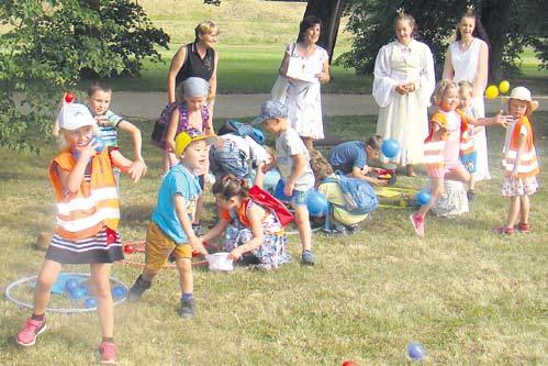 při masopustu, májích a dalších lidových veselicích, ale také jsou zde portrétní momentky a romantická zákoutí. Převažuje jemná černobílá fotografie, sem tam se vloudí i barevná.