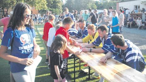 Organizátoři bravurně zvládli přeměnit zálužskou náves na sportovní dráhu s perfektním zázemím pro diváky.