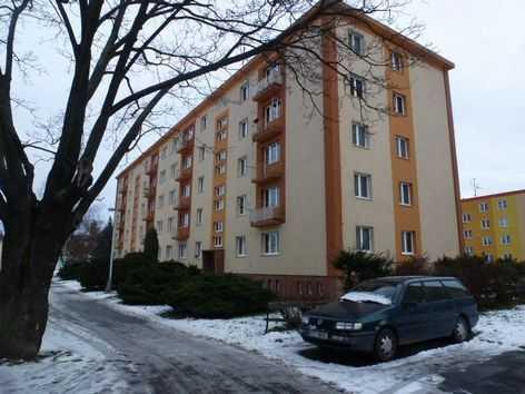 ZNALECKÝ POSUDEK č. 2877/09/2015 o ceně podílu 1/6 bytu, č. jednotky 561/4 v bytovém domě č.p. 561, 562 na pozemku, p.č. 1895, včetně spoluvlastnického podílu 248/10000 na společných částech domu č.p. 516, 562 v obci Krnov, kat.