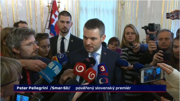 obklopený novináři, politik za zády se stranickými kolegy,