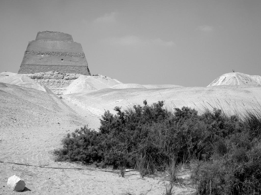 ZÁHADA NENALEZENÉ HROBKY Foto 1 Snofruova pyramida v Médúmu s rozeznatelnou vzestupnou cestou a údolním chrámem (M. Bárta). PÛvodnû byla pyramida plánována jako sedmistupàová. Po první etapû, tzv.