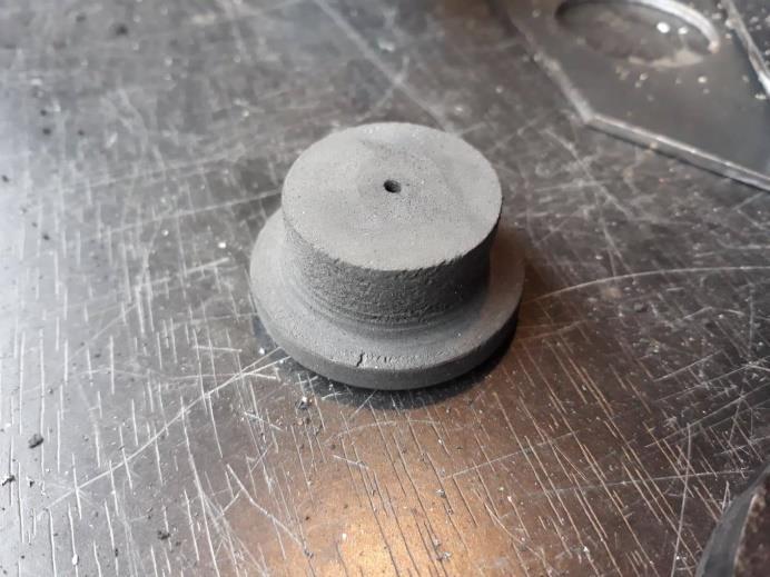 Použitý materiál: Plech 3mm, ocel, válcovaný za tepla, bez povrchové úpravy Jekl 60x20mm, ocel, bez povrchové úpravy Hokejový puk Výroba podstavy: 1.