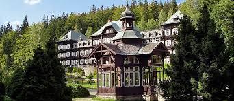 Trasa A: z Karlovy Studánky stoupá 9 km divokým údolím NS Bílé Opavy s vodopády, dřevěnými lávkami, později kolem chaty Barborky, až na Praděd.