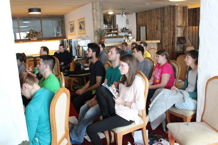 STUDIJNĚ-FORMAČNÍ KURZ Cílem Studijně-formačního kurzu (SFK) je připravit vedoucí a mladé pracovníky diecézních center mládeže/života
