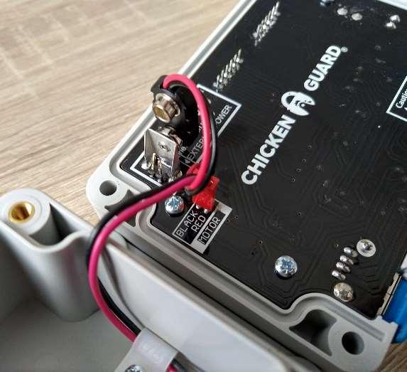 Použití napájení ze sítě Chcete-li místo baterií použít síťové napájení, řiďte se následujícími pokyny. Napájecí USB kabe není součástí zařízení. 1. Otevřete kryt ovládací skříňky. 2.
