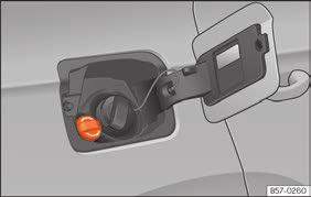 306 (VDA) a je znám také pod označením AUS32 nebo DEF (Diesel Exhaust Fluid). UNĚNÍ Pokud se doplní AdBlue příliš velké množství, může se čerpací systém poškodit. Doplňování AdBlue Obr.