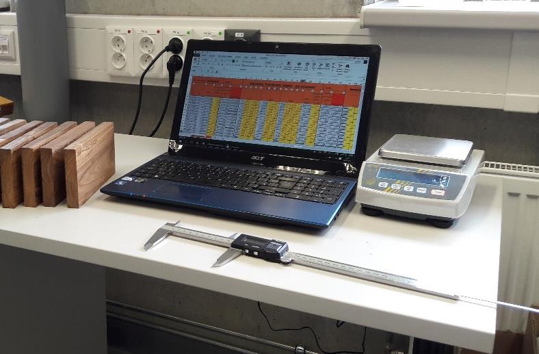 Obr. 21. Příprava a přeměřování vzorků ve školní laboratoři České zemědělské univerzity v Praze (dub letní teplota termické modifikace 180 C) modifikaci.