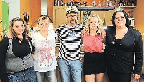 (zleva) Eva Cínová, Lenka Prokopová, Miloš Havlišta, Barbora Bartošová alenka Hermanová. FOTO TVPRIMA že jí nevadí, že bude před ostatními vypadat jako svině.