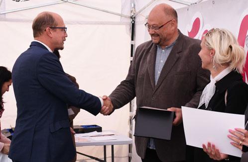 Cena sociálních služeb Města, organizace i jednotlivce ocenil Královéhradecký kraj již v devátém ročníku Ceny za přínos v sociálních službách. Čestné plakety tak ve čtvrtek 19.
