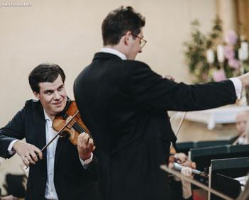 Před zraky posluchačů se odehrával koncert nejen z pohledu programu, ale také koncert v přeneseném slova smyslu v podobě vzájemného propojení, vnímání a radosti z hudby.
