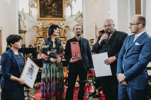 Jejich radost z hudby je až nakažlivá a publikum je za ní velice vděčno. Šíří se každou vteřinu, kdy před něj předstoupí.