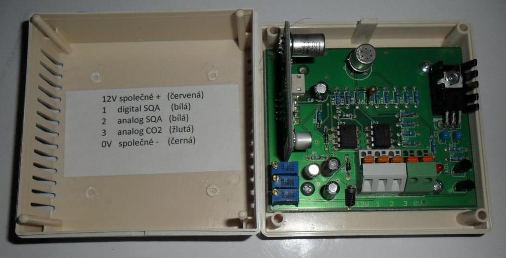 4.3 Kombinovaný senzor SQA-CO2-TW 4.3.1 Příprava pro montáž Senzor se skládá ze třech částí. Spodní část krabičky, elektronika a víčko krabičky.