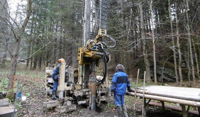 NOVÝ ZDROJ VODY (BOREK) Pro možné posílení vodního zdroje Bělská stráň byla, na základě hydrogeologického průzkumu, vybrána náhradní lokalita v údolí s potokem Hraničná (Borek).