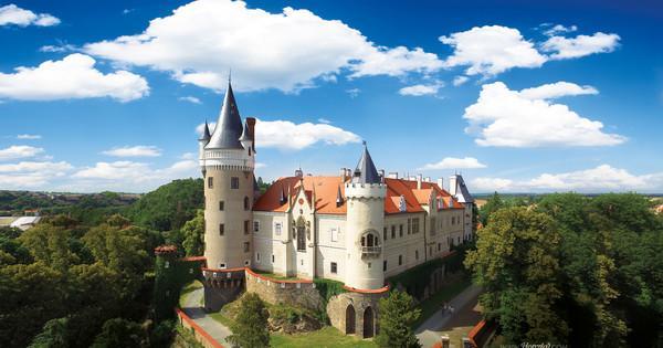 Zámek Žleby Chtěli byste alespoň na chvíli do pohádky? Zveme vás na zámek Žleby. Prohlédnete si zámecké pokoje, zbrojnici i zámeckou kuchyni. Projdete se zámeckým parkem až do obory.