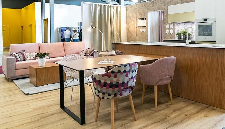 Barevnost materiálů plynule přecházela od jídelní části, kde stůl navazoval na ostrůvek, až do obývacího pokoje. Zde byly dva menší konferenční stolky vybavené plnovýsuvy.