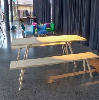 INSPIRUJTE SE Zde nevítězí potřeba postavit co nejlevněji, ale co nejlépe. spolupráci profesionálních designérů s místními řemeslníky.