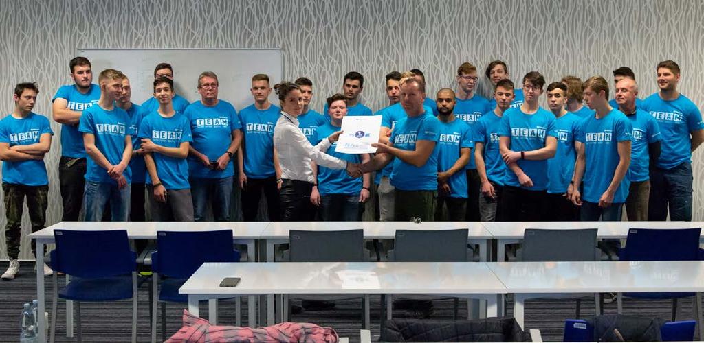 JSME TÝM Šikovné ruce budoucích truhlářů TEXT KOČVAROVÁ RENÁTA, ZMG FOTO DÉMOS TRADE I vy máte pocit, že studenti mají ve svých rukách už jen mobilní telefon a tablet a vedou závody v rychlosti psaní