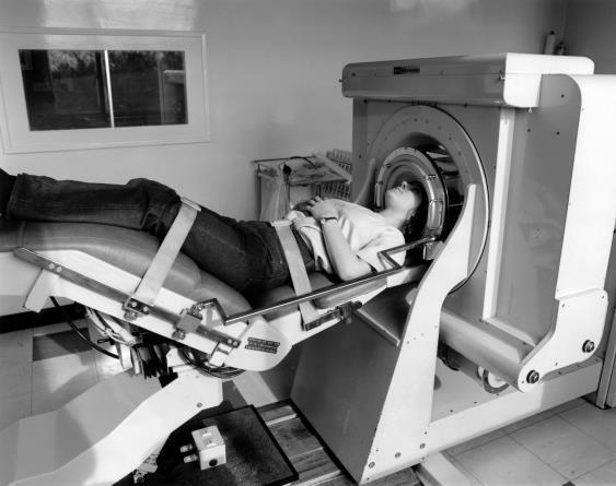CT z roku 1971 určené k vyšetřování mozku (Zdroj: Brought to Life - Science Museum, London) technologických změn podstoupilo CT ve svém vývoji značné změny v kvalitě získávaného obrazu.