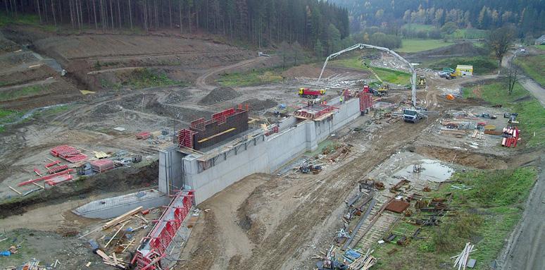 8 ČASOPIS SKUPINY OHL ŽS 2. etapa obsahuje schválení realizační projektové dokumentace, vydání stavebního povolení Drážním úřadem a realizaci definitivního zabezpečení výhybkových konstrukcí.