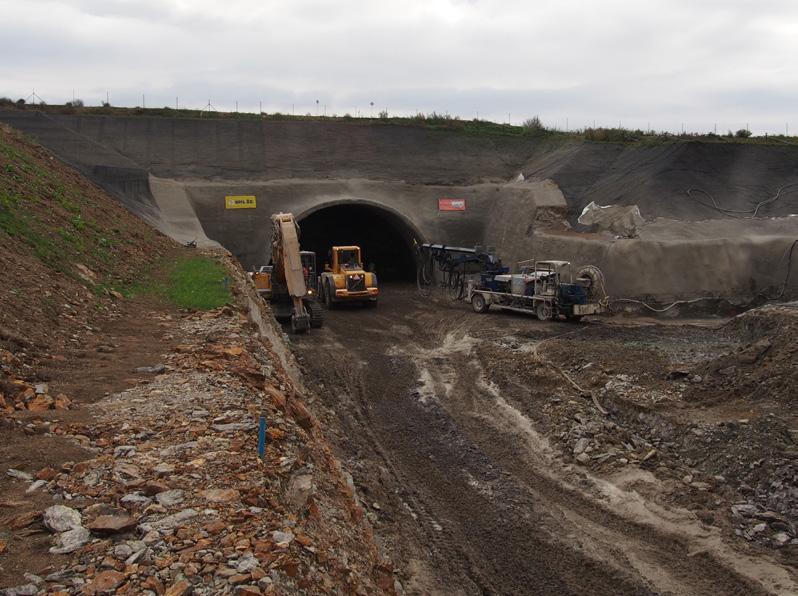 4 ČASOPIS SKUPINY OHL ŽS záběrem je tedy vybudováno i primární ostění. Definitivní neboli sekundární ostění tunelu tl.