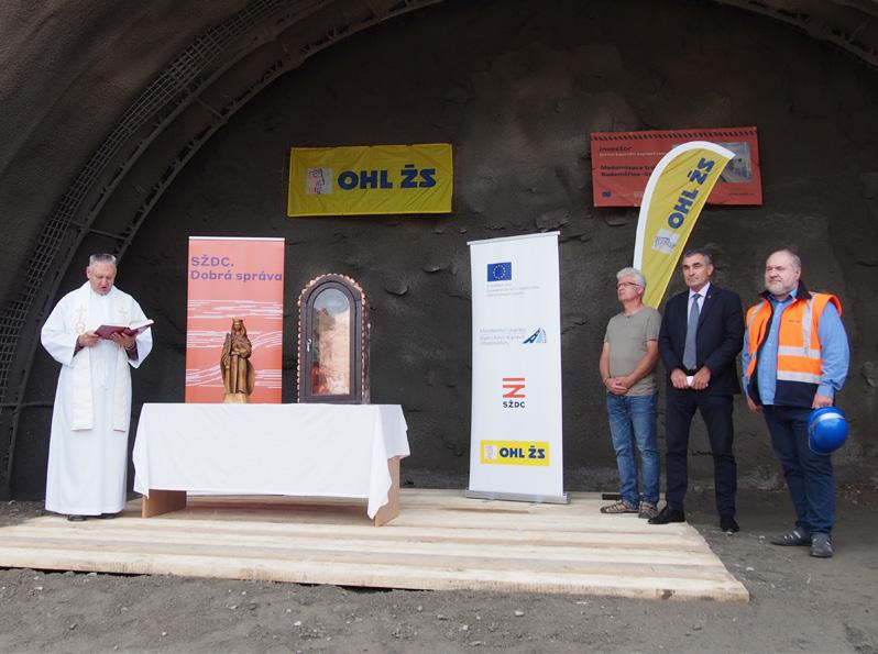Suché ostění v tunelu zajistí provedení mezilehlé hydroizolace z PVC fólie umístěné mezi primárním a sekundárním ostěním. Realizaci celého tunelu zajišťuje středisko R160 Tunely vlastní kapacitou.