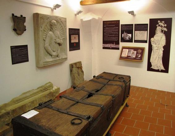 MUZEUM A GALERIE STÁLÁ EXPOZICE DĚJIN MĚSTA Obnovenou stálou expozici dějin města Hustopečí jsme slavnostně