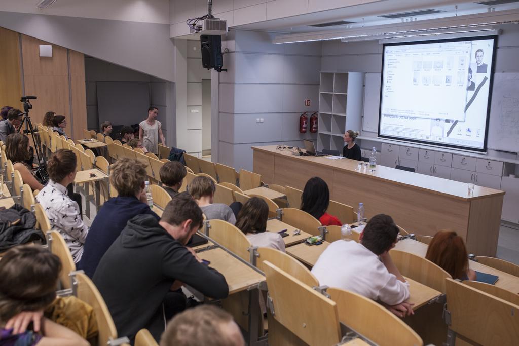 diskutovali s nimi o vybraných dílech a jejich aspektech tvorby. návštěvnost: 80 osob - 4.