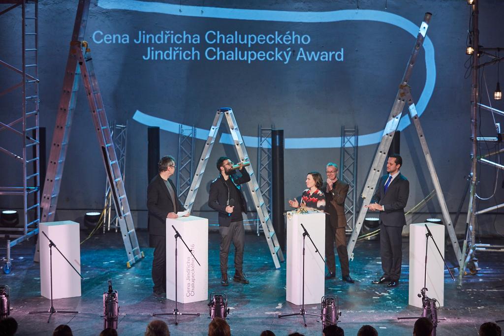 Ceremoniál byl zároveň částečně v koncepci předchozích finalistů, kteří iniciovali předávání objektu ceny, jakožto štafetového kolíku, napříč uměleckou scénou, jež