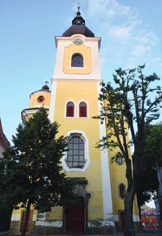 Trochu lešení přibylo i do šířky, aby bylo možné opravit fasádu a kamenná ostění u oken v průčelí kostela na vnějším plášti točitých schodišť.