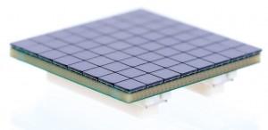A thin 4-side tileable SMT case allows to cover large areas (b).