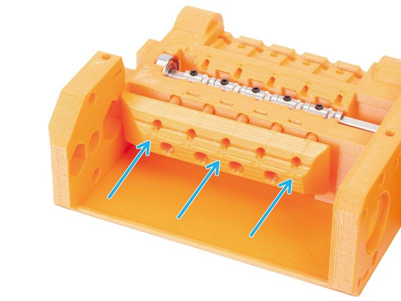 Step 13 Osazení Front-PTFE-holder Zasuňte PTFE trubičky nadoraz do dílu pulley-body. Přibližně polovina jejich délky bude přesahovat ven.