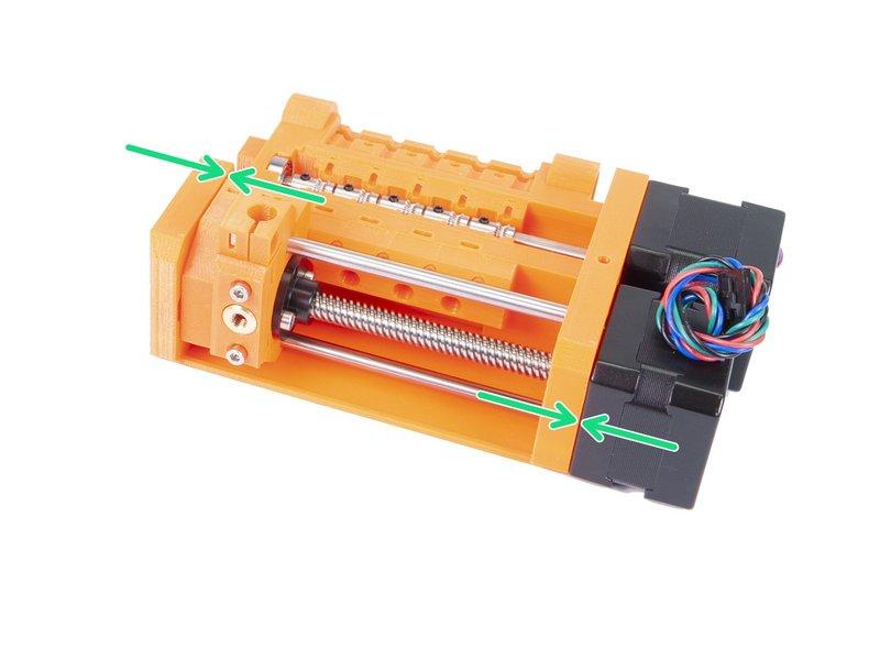 Step 23 Osazení Selector motoru (2. část) Zasuňte Selector motor a ujistěte se, že kabel směruje nahoru.