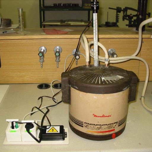 6. Laboratorní zařízení na výrobu α sádry Laboratorní experimentální metoda výroby alfa sádry má na Ústavu technologie stavebních hmot a dílců Vysokého učení technického v Brně dlouholetou tradici.