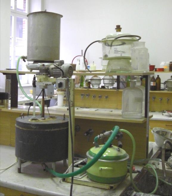 Obr. 18: II. verze laboratorního přístroje na výrobu α sádry ve vznosu 6.3. III.