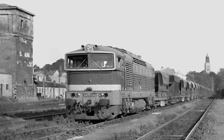 3176 přijíždí s mostovým jeřábem do Opavy východ 4. července 1983. uprostřed: V opačném směru byla 29. července 1985 zvěčněna odjíždějící T478.