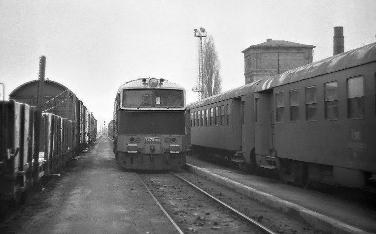 nahoře: Opět "brejlovec" připravený v čele nákladního vlaku. Tentokráte T478.3383. uprostřed: SS Opava patřila až do 1.