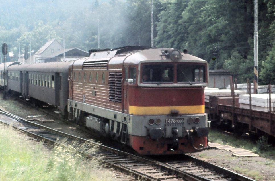 MAGAZÍN FOTOGALERIE LOKOMOTIVY.NET nahoře: T478.3389 na nedatovaném snímku někdy z osmdesátých let.