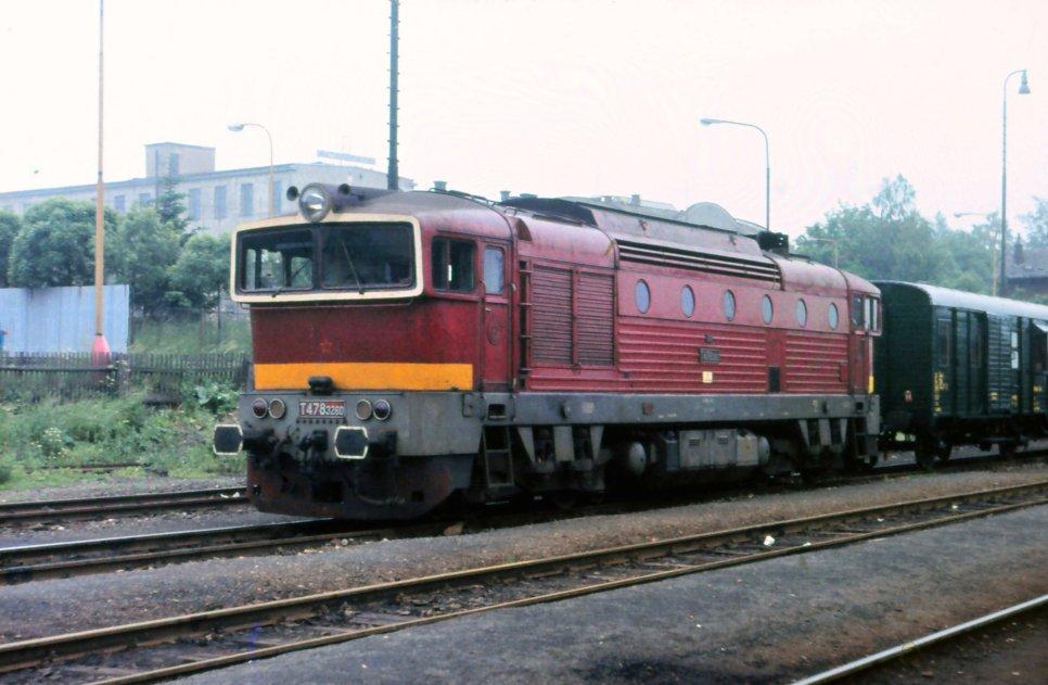 nahoře: T478.3260 v Krnově v 80.